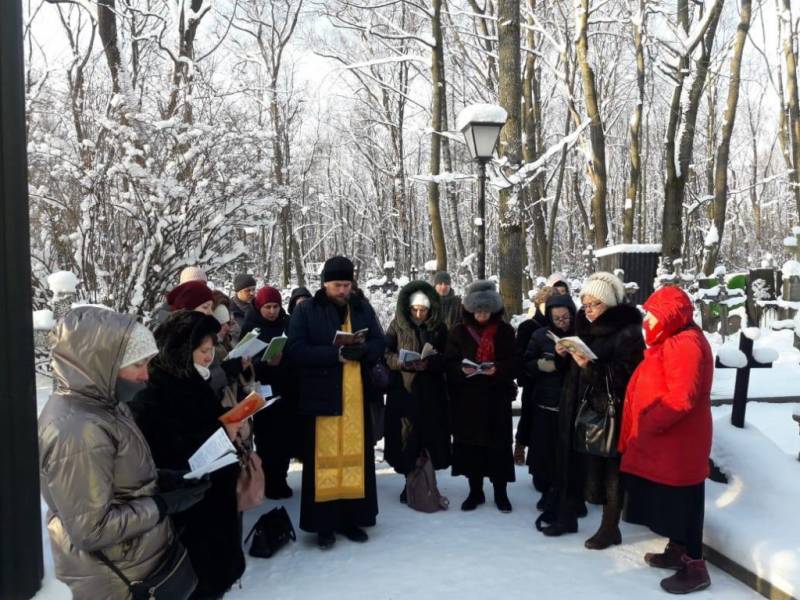 Palomnichestvo-k-Ksenii-Peterburgskoj1